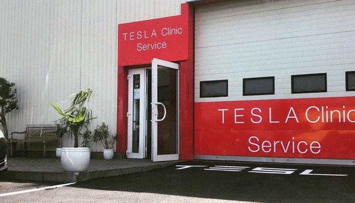 Çılgın Hırsız Çaldığı Tesla Aracı Şarj Ederken Yakalandı
